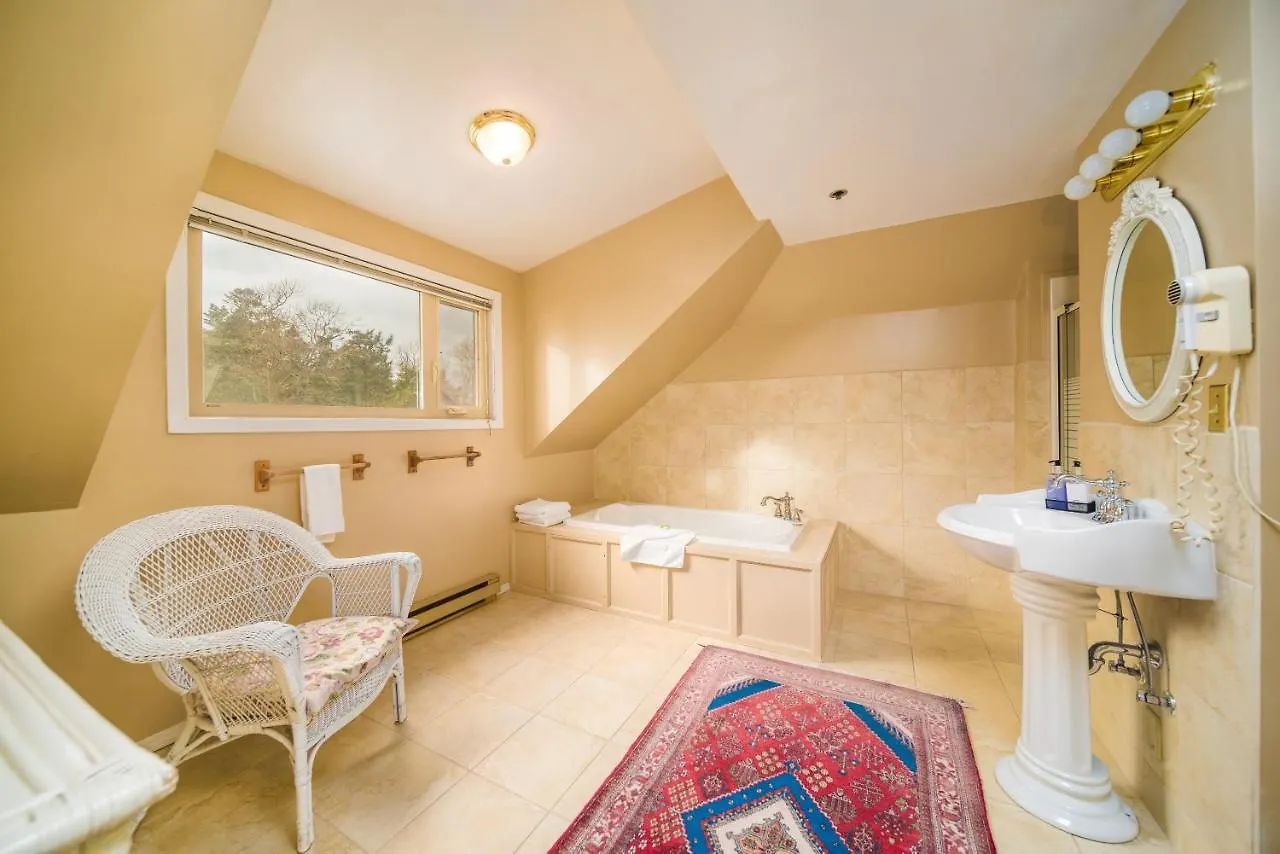 Dashwood Manor Seaside Bed & Breakfast 4*, Victoria