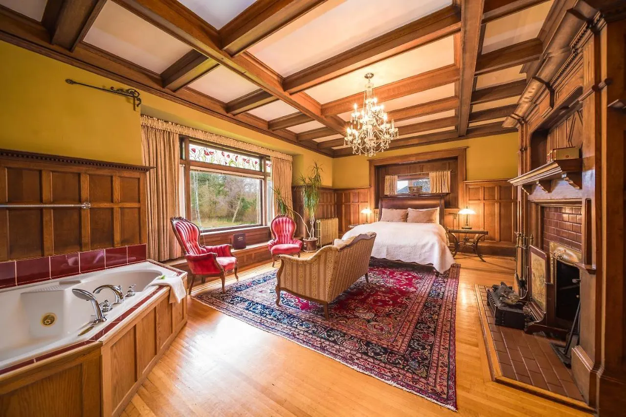 Dashwood Manor Seaside Bed & Breakfast  Victoria
