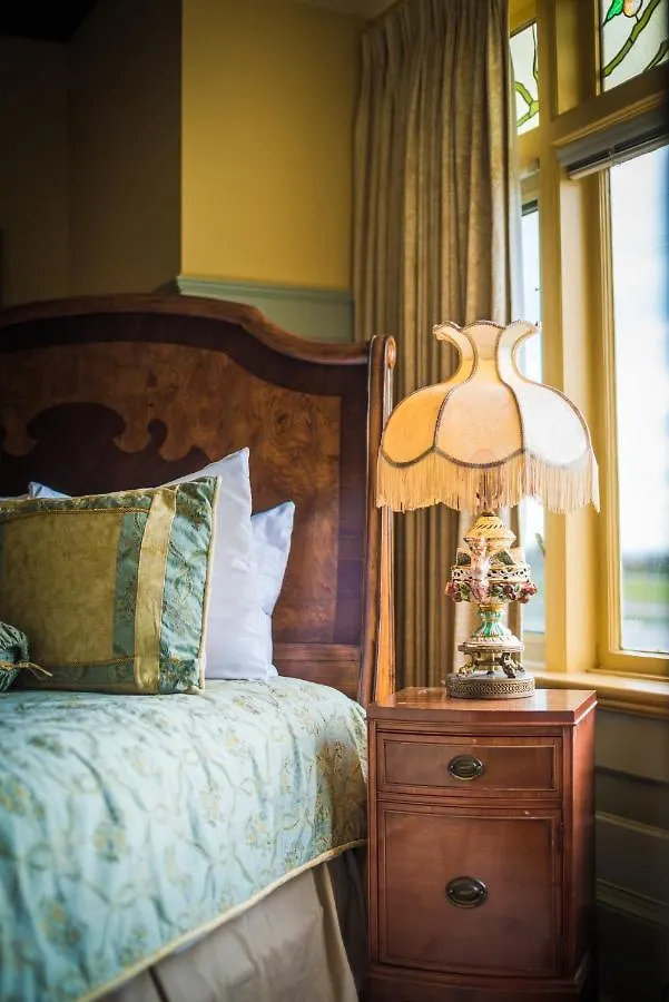 Dashwood Manor Seaside Bed & Breakfast  Victoria