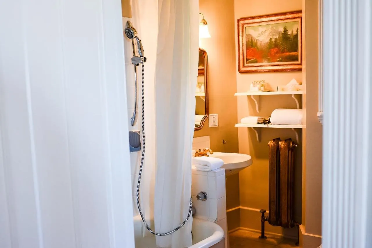 Dashwood Manor Seaside Bed & Breakfast 4*, Victoria Canada