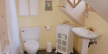 Dashwood Manor Seaside Bed & Breakfast 4*, Victoria