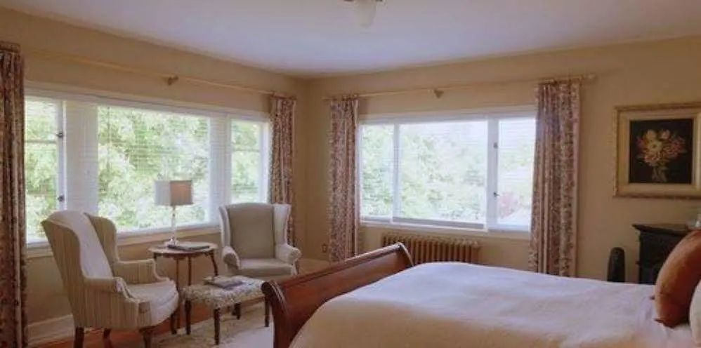 Dashwood Manor Seaside Bed & Breakfast