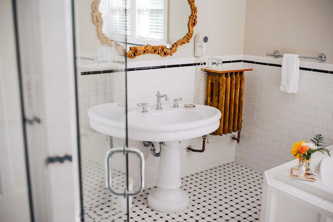 Dashwood Manor Seaside Bed & Breakfast  Victoria