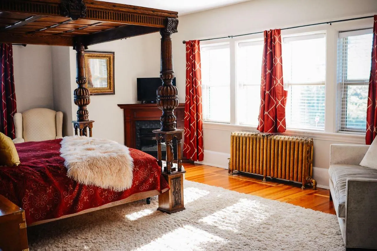 Dashwood Manor Seaside Bed & Breakfast 4*, Victoria Canada
