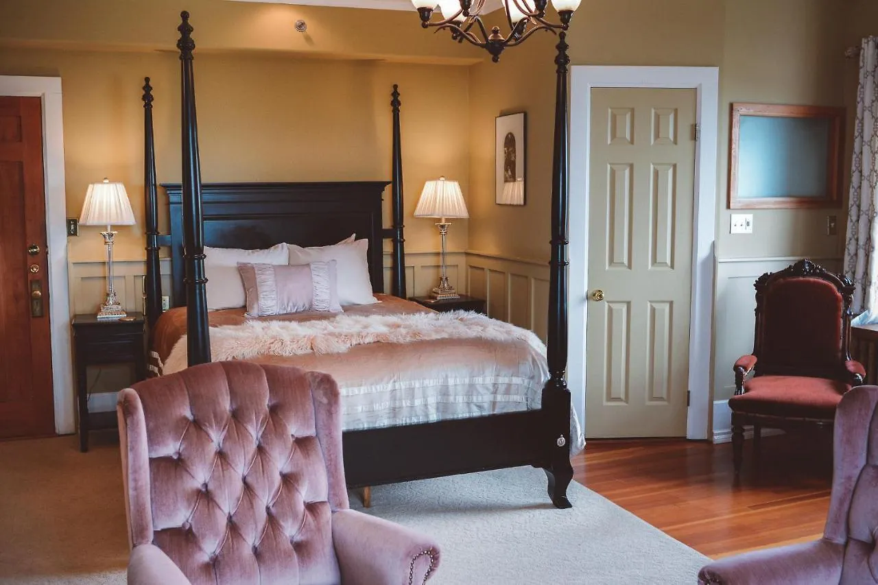 Dashwood Manor Seaside Bed & Breakfast 4*, Victoria Canada